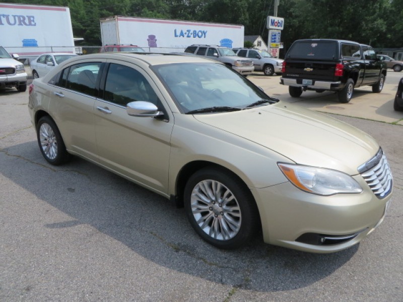 2011 CHRYSLER 200 LIMITED All vehicles subject to prior sale. We reserve the righ ROCHESTER, NH